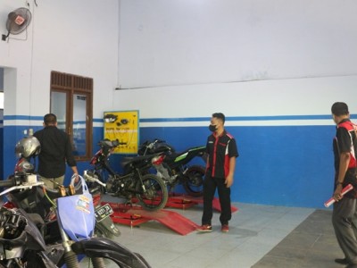 Visitasi Tim Asesor ke area sekolah (Bengkel TBSM)